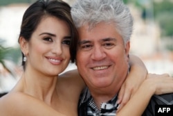 Pedro Almodovar ispan aktrisa dostu Penolope Cruzla birlikdə.