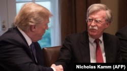 John Bolton (sağda) və Prezident Donald Trump 