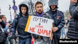 Российская полиция задерживает участника протеста. Петербург, 5 мая 2018 года