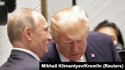 Дональд Трамп и Владимир Путин во время «короткой встречи» на саммите АТЭС во Вьетнаме. Дананг, 11 ноября 2017 года