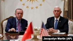 Mike Pence (sağda) Recep Tayyip Erdogan ilə görüşür, 17 oktyabr, 2019-cu il